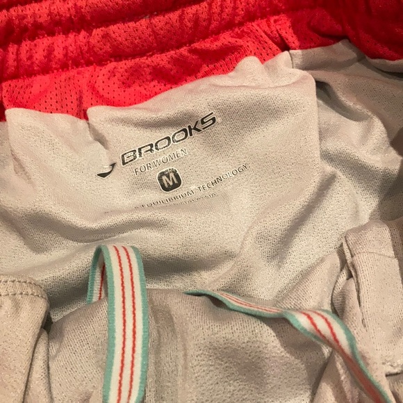 Brooks run shorts - Picture 3 of 5